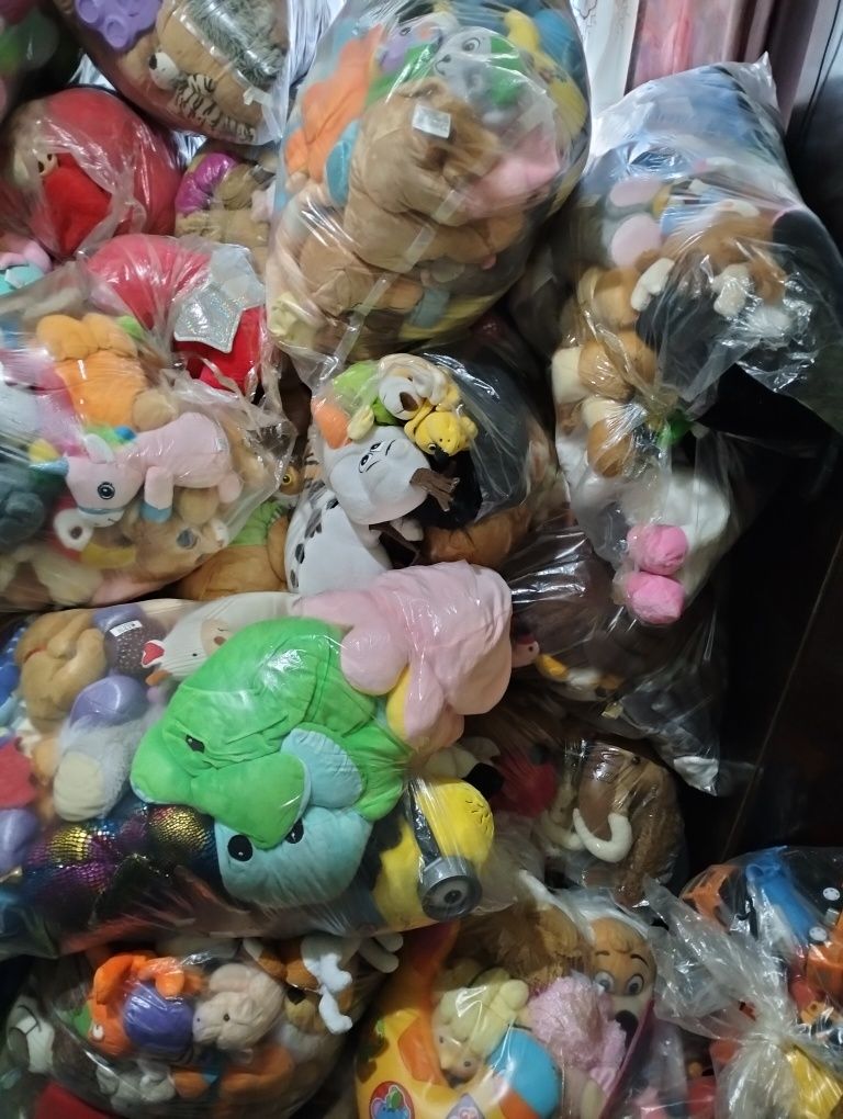 Vând plușuri la sac