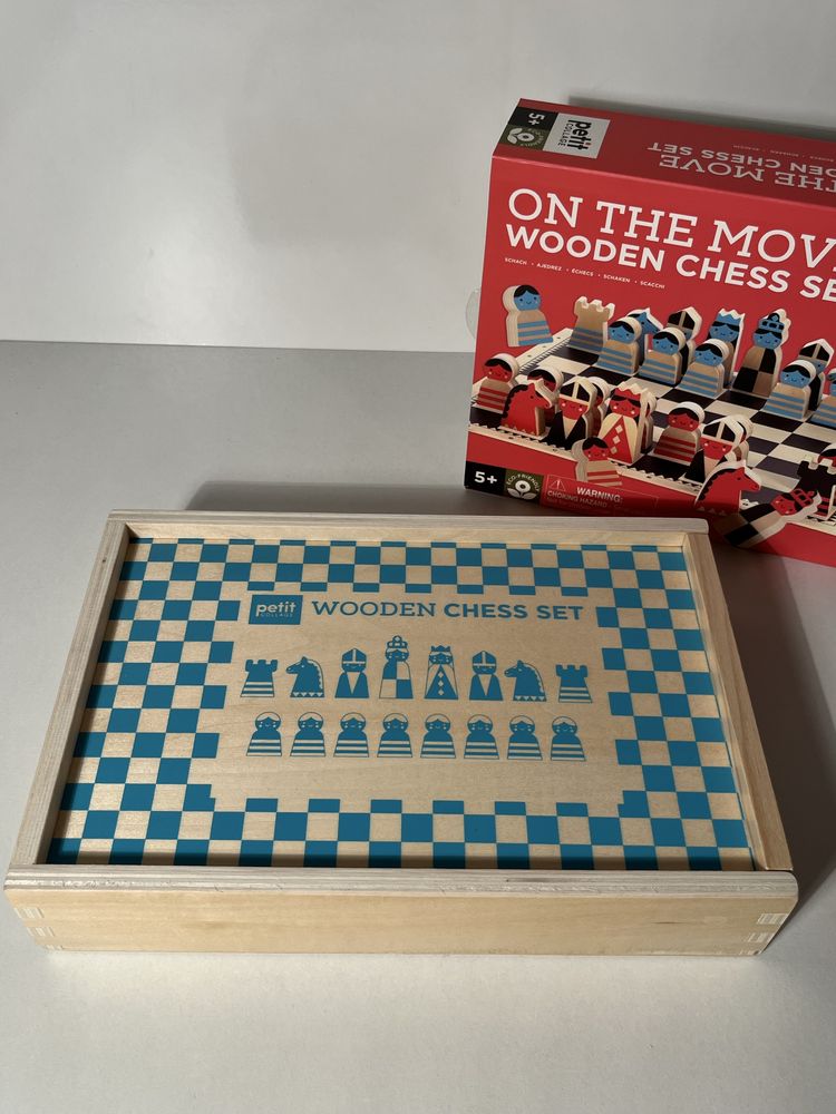 Дървен шах On the Move Wooden Chess Set