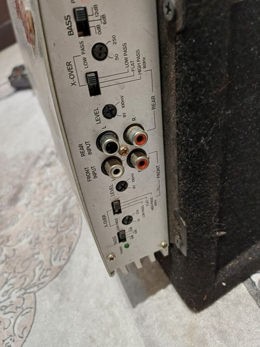 Бас каса със осилвател