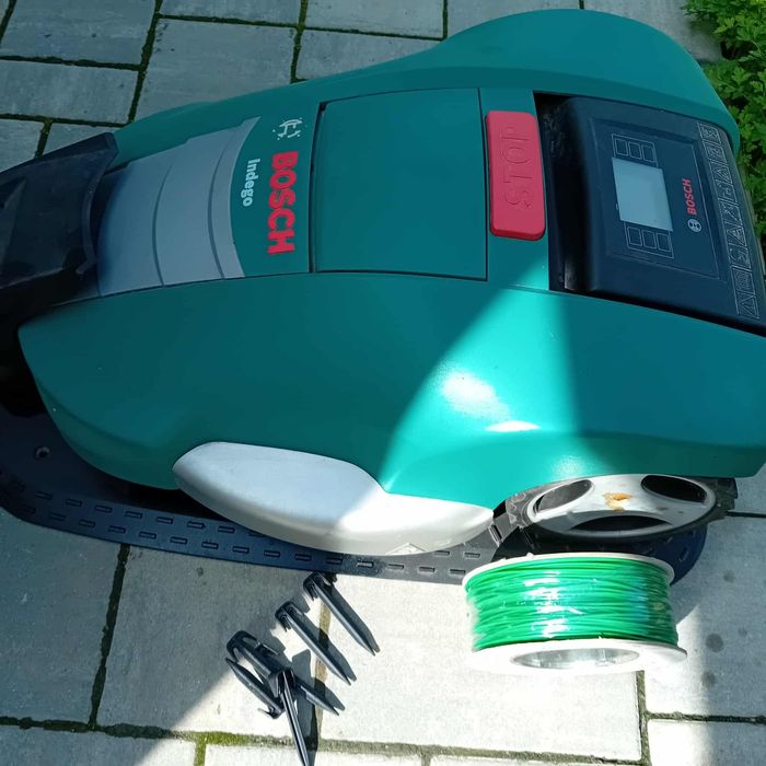 Robot de tuns iarbă