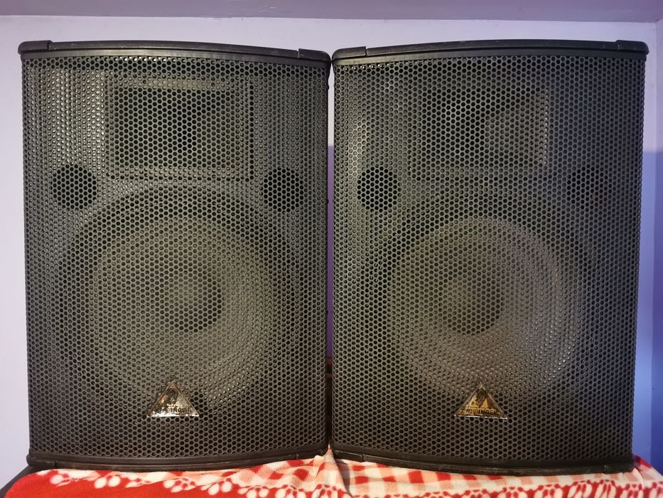 Vand boxe Behringer E1520