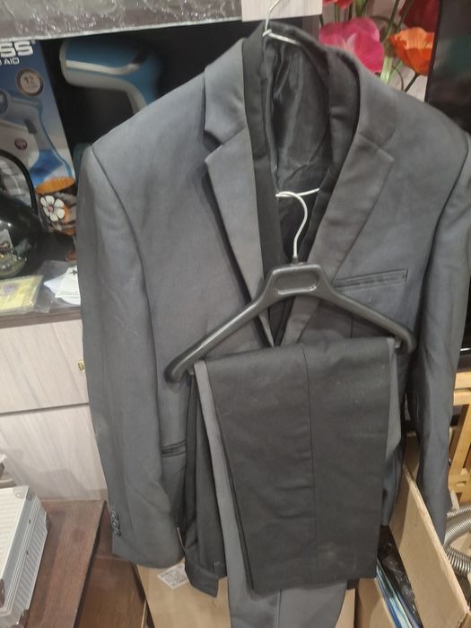 Отдам подростковые школьные костюмы .