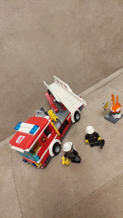 LEGO® City 60107 - Пожарникарски камион със стълба
