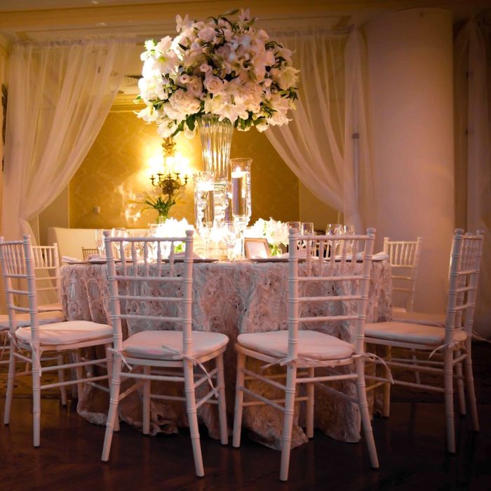 Scaune , mese , diferite accesorii pentru orice tip de eveniment