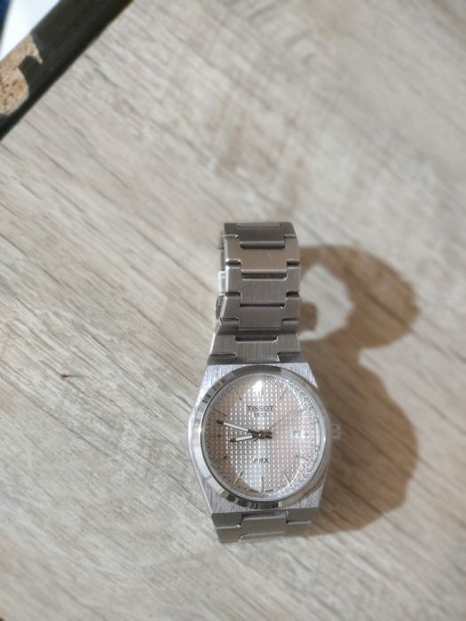 Мужской часик сотилади