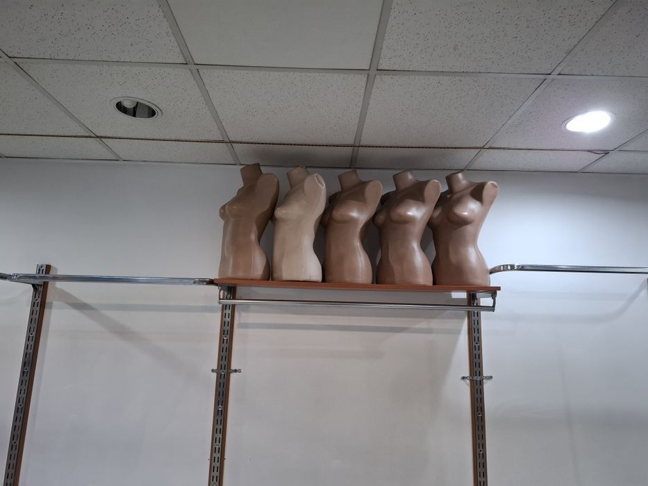 Vând mobilier magazin haine