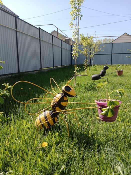 Пчелка,муравей садовые композиции ,держатели для цветов