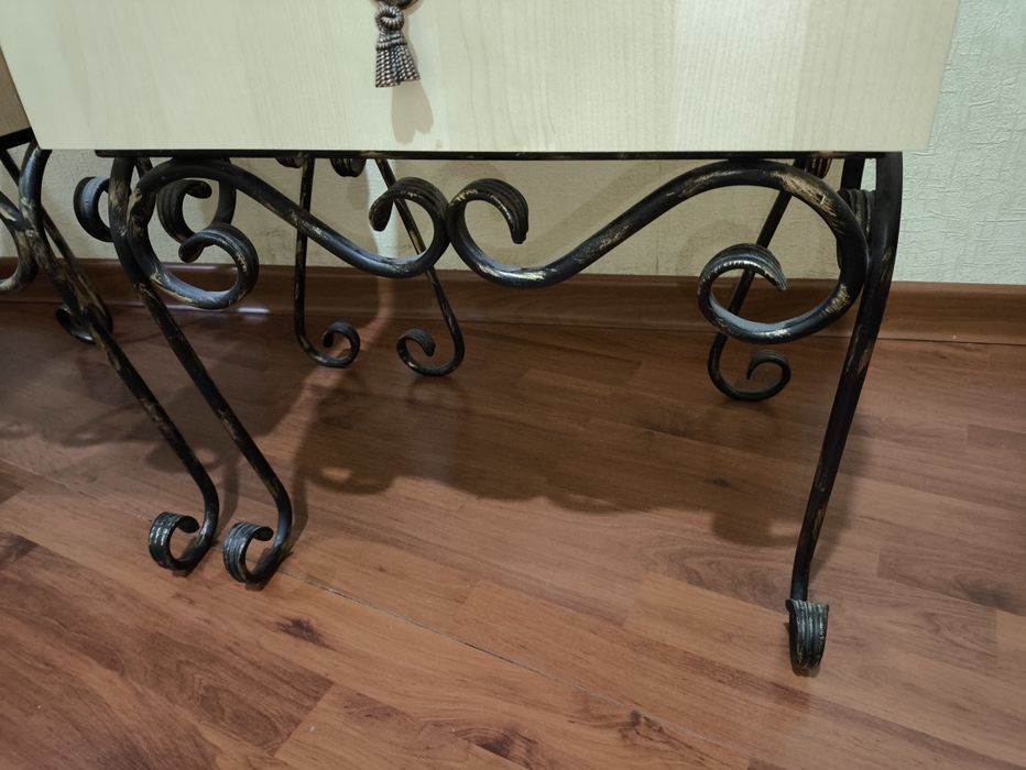 Тумбочка прикроватная, ножки кованные