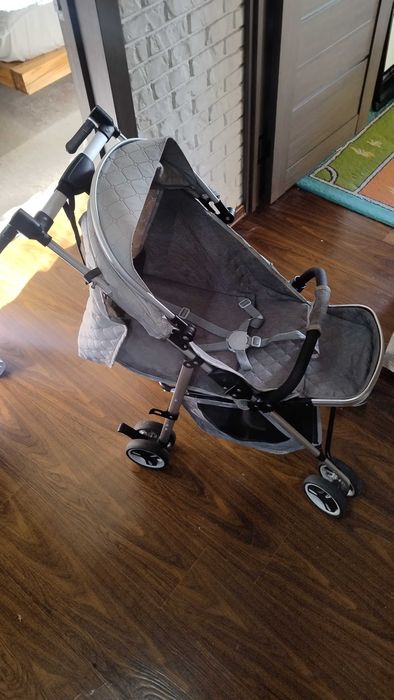 Детская складная коляска