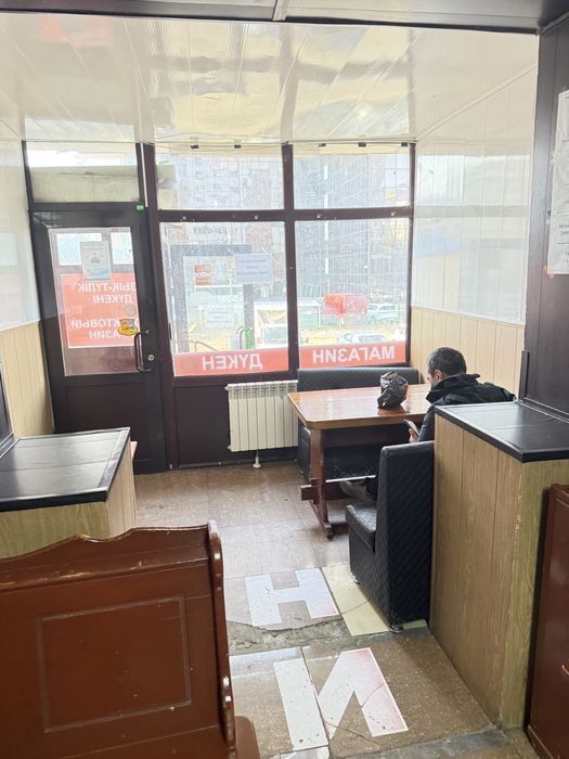 Продам б/у столы и стулья, барные стойки.