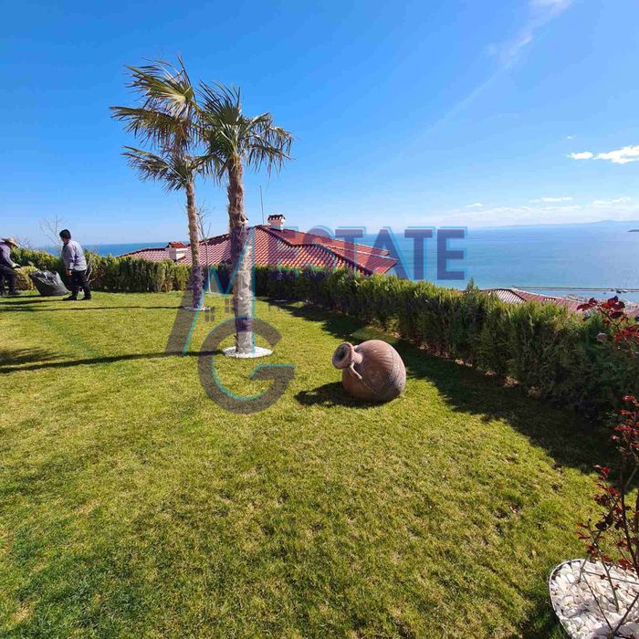 Двуетажна къща в Свети Влас с 6 спални и 6 бани.