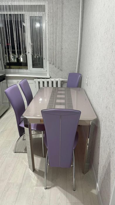 Продам кухонный стол со стульями