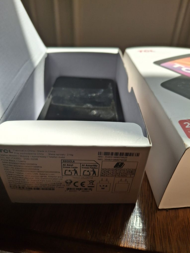 Telefon tcl501 nou