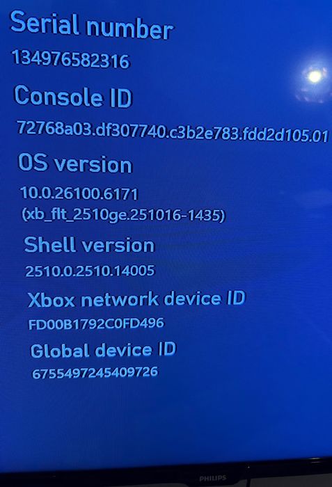 Consolǎ Xbox One S (1 TB) şi controller în stare excelentă