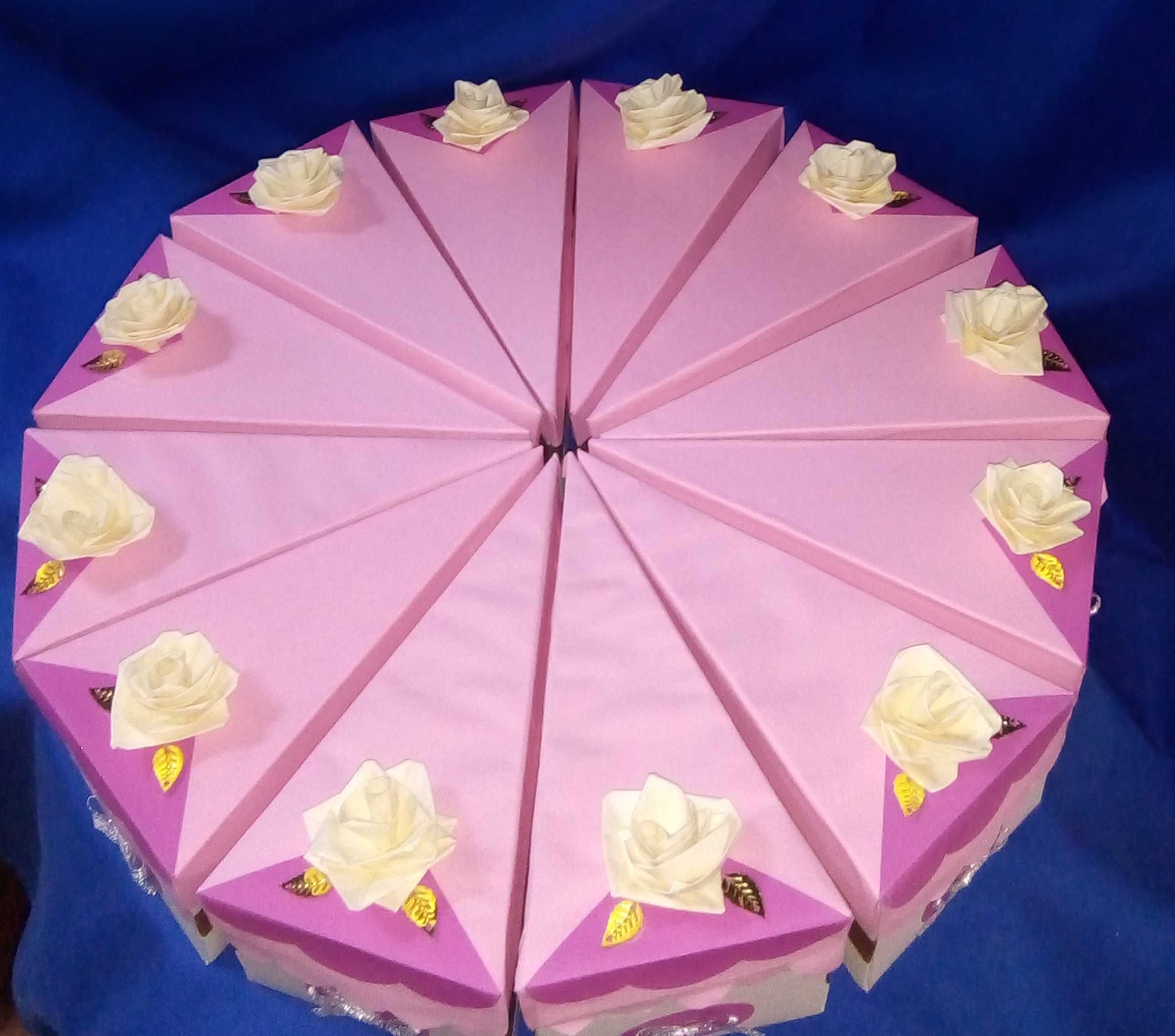 Голяма триетажна торта от картон с декорация - общо 21 парчета/ d=35см