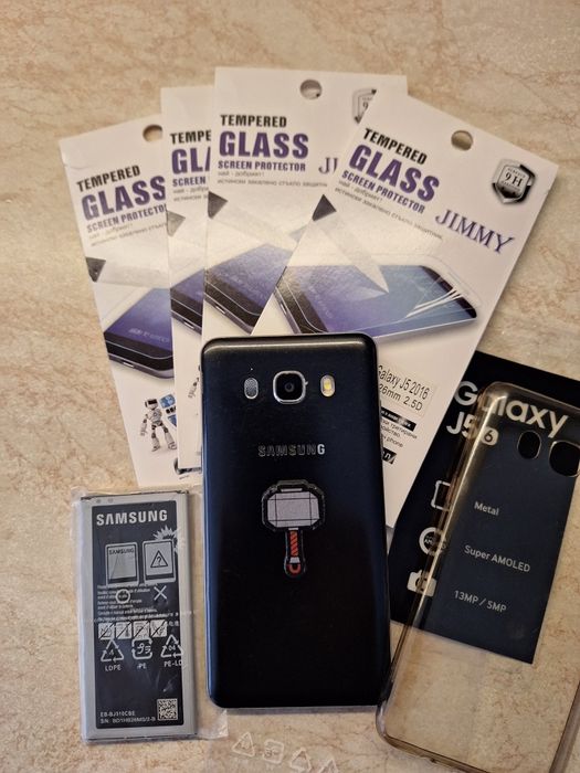 Продавам телефон Samsung j5 2016
