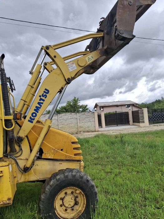 Buldoexcavator Komatsu