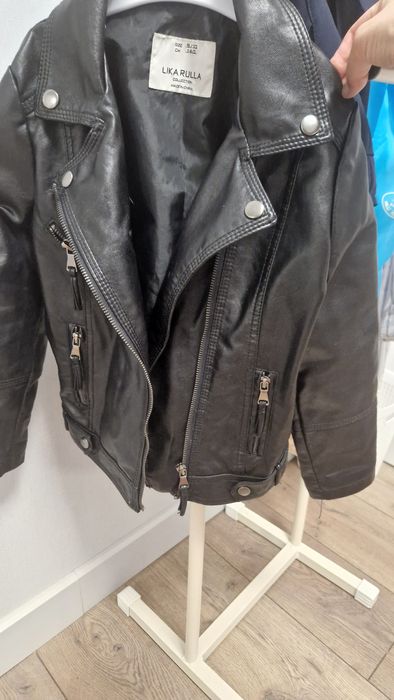 Продам куртку для девочек