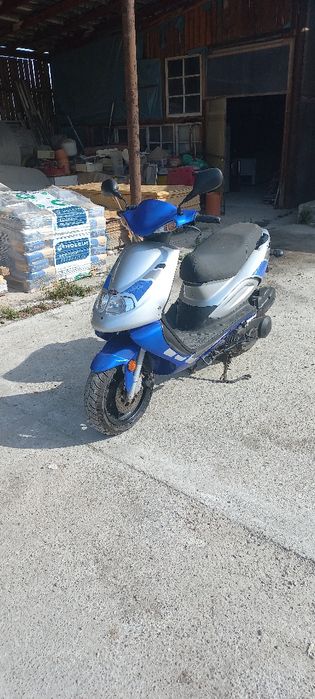 Vind scuter pe benzina recent aduse din Germania