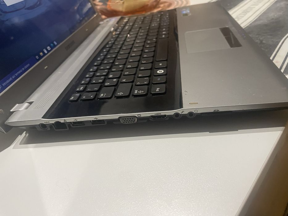 Laptop SAMSUNG 17.3 inch - Intel Core i3