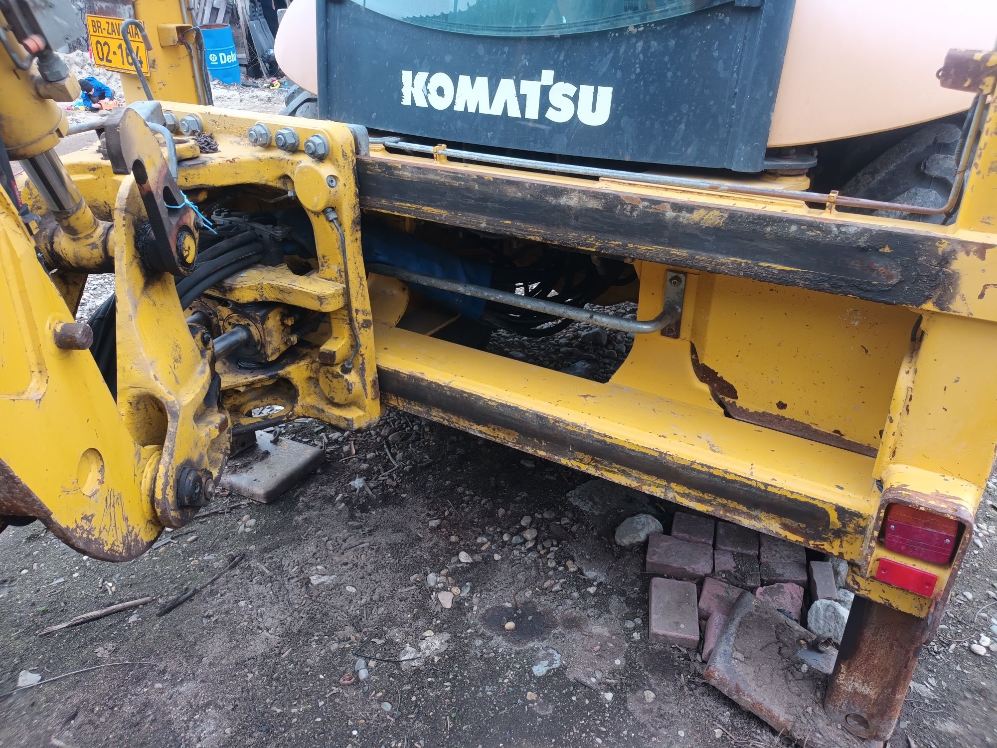 Vând buldoexcavator komatsu wb93r 2014  4 cupe la el