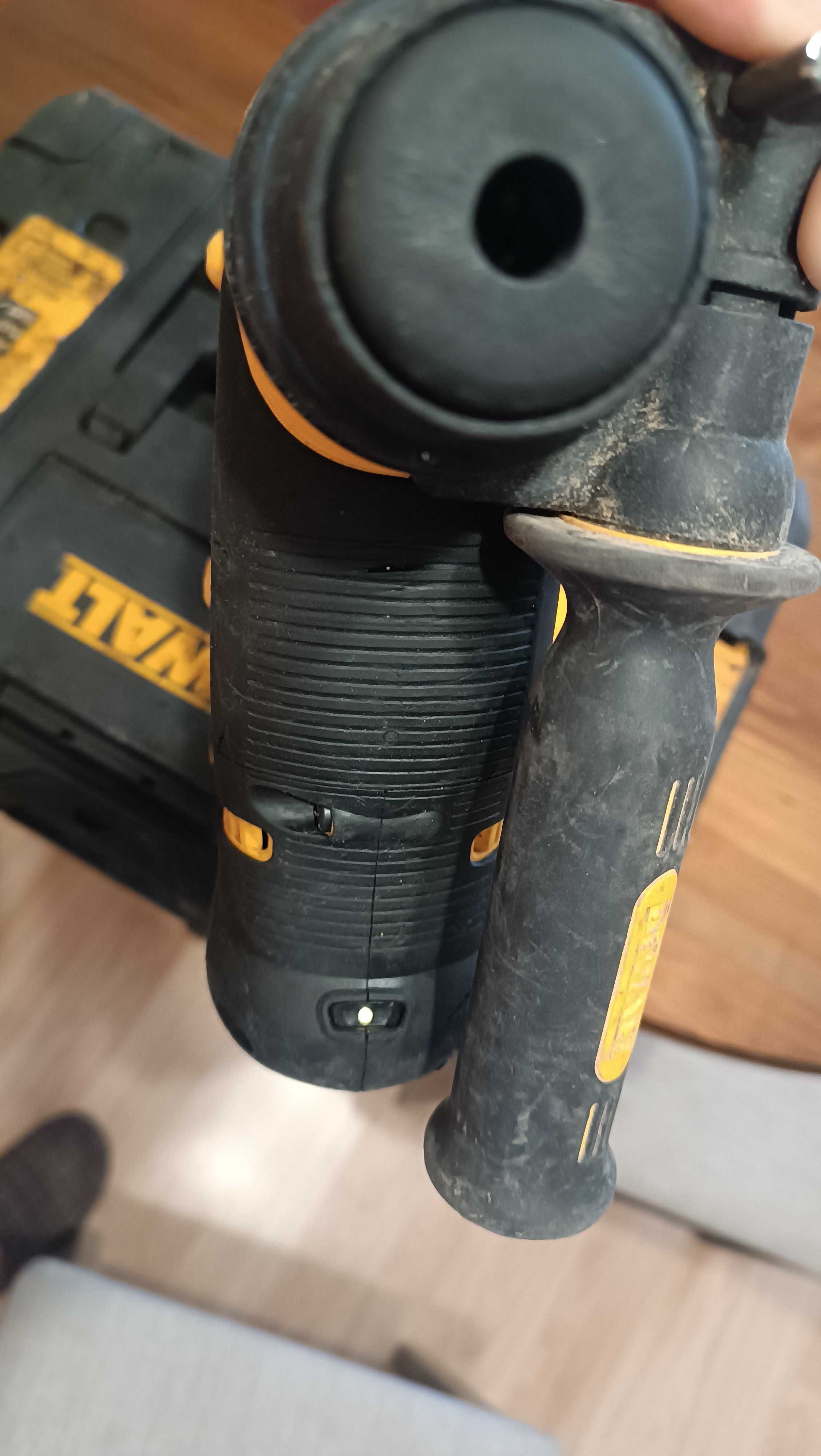 Перфоратор Dewalt DCH253