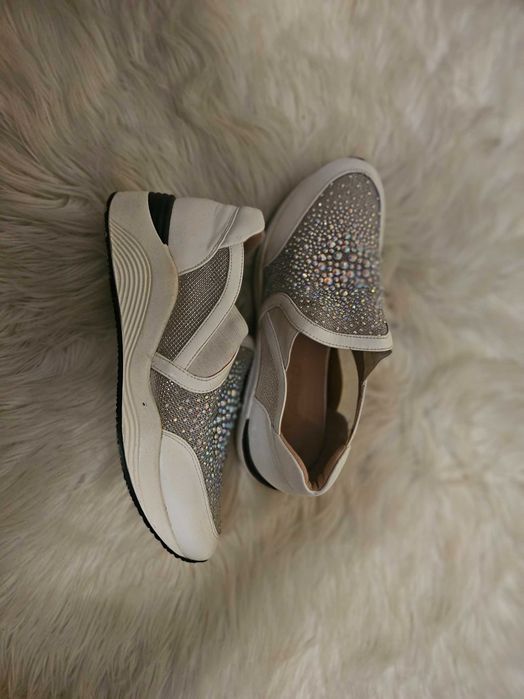 Дамски маратонки номер 36