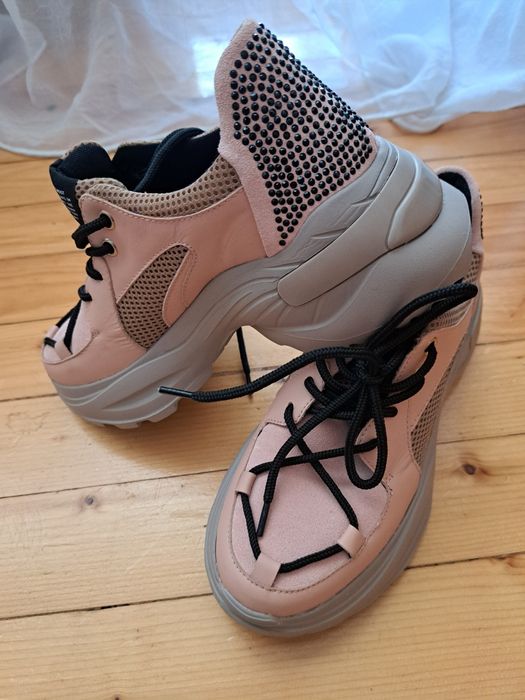 Нови спортни обувки