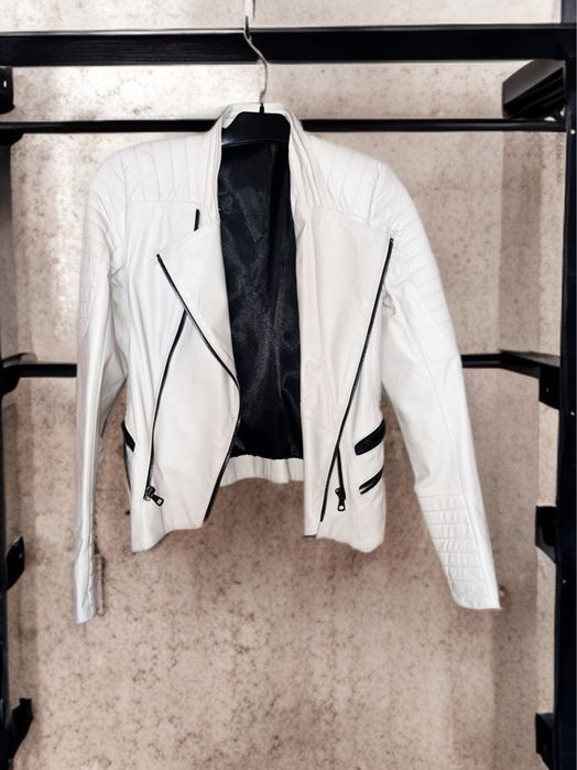 Geacă biker damă albă din piele cu fermoare negre