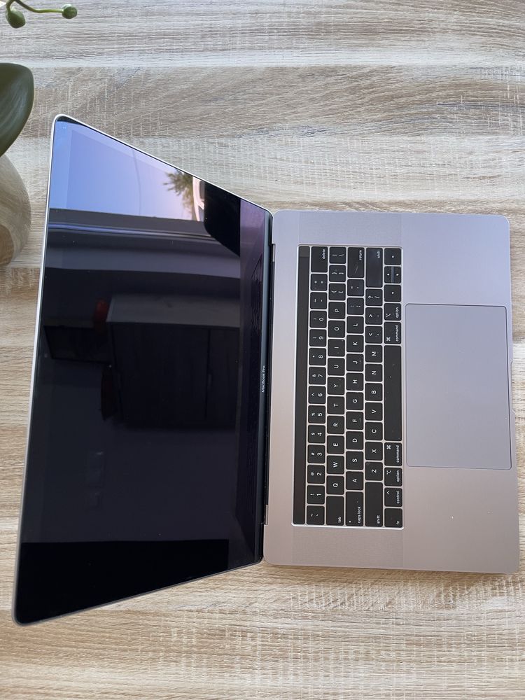 MacBook Pro 15’4 i9 32gb RAM 1TB