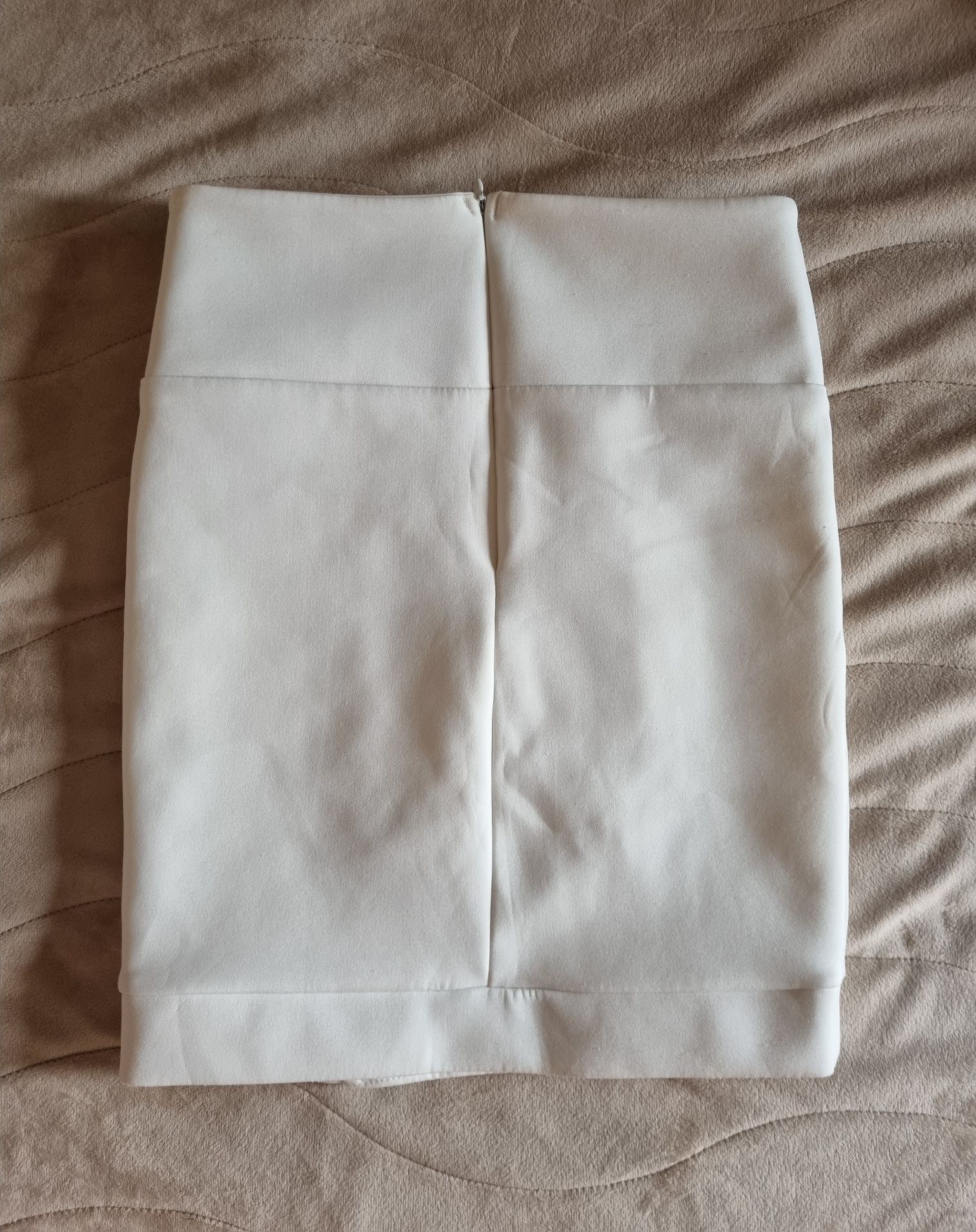 Бяла елегантна пола