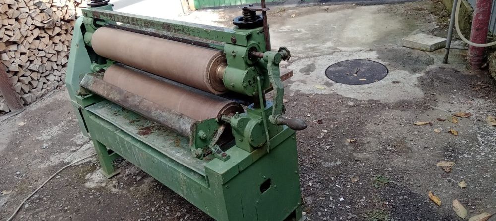 Mașina de aplicat adeziv