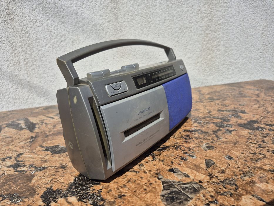 Radio Casetofon mono marca Universum model CRT- 1000