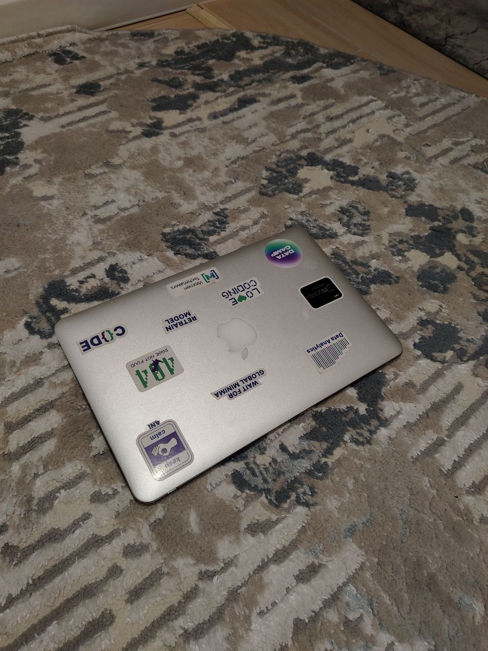 Apple Mac Book sotiladi