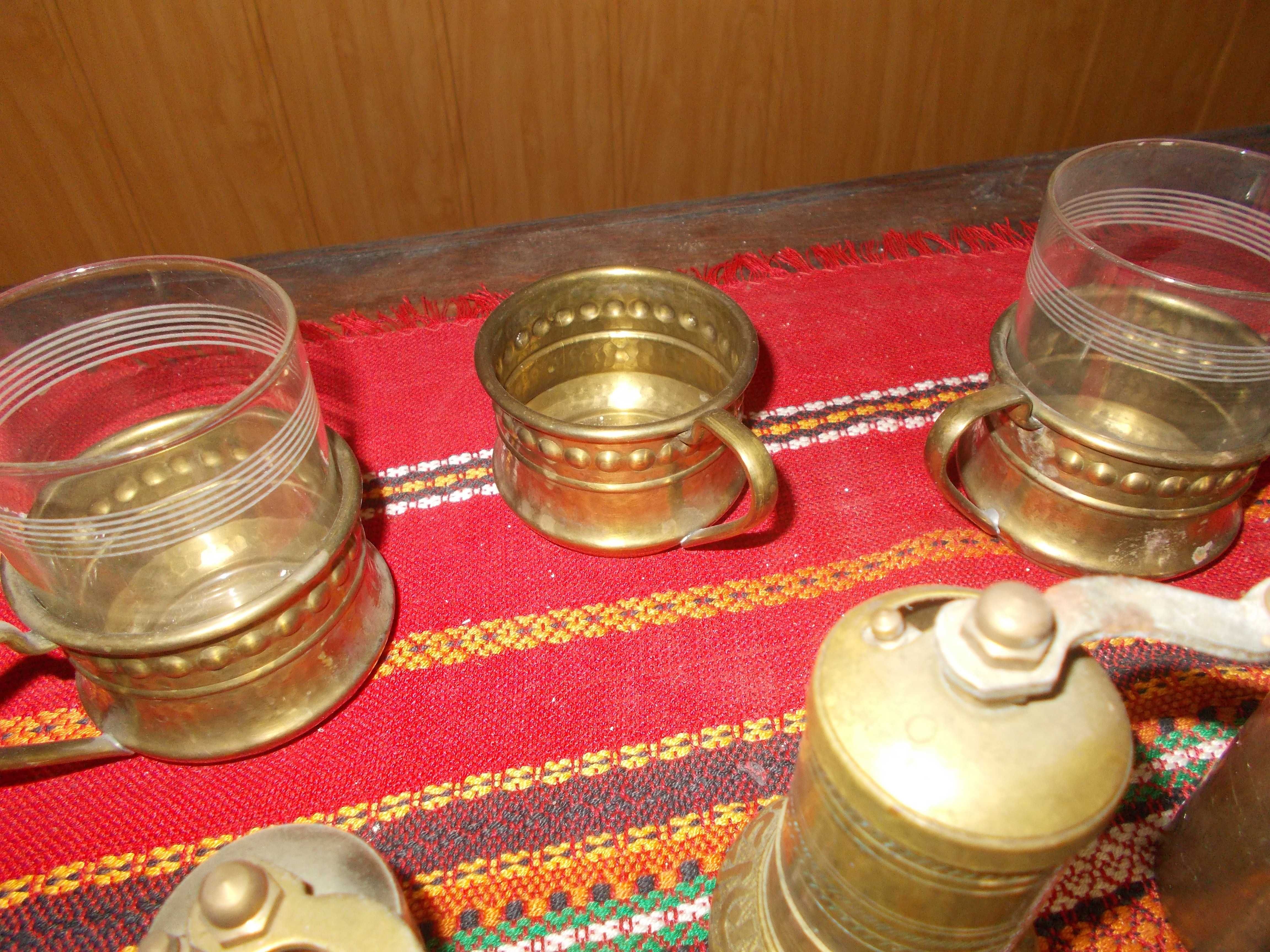 Стари мелнички и чашки със стакани