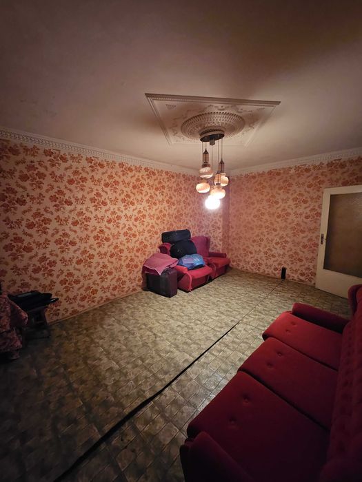 Двустаен апаратамент с 3 отделни помещения в кв. Изток!