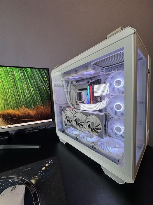 Геймърски сетъп, с 2 монитора, мишка и клавиатура