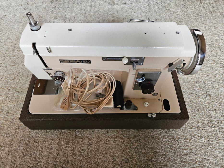 Полска шевна машина Lucznik Predom 432 с куфар в перфектно състояние