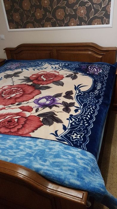 Pat dormitor cu saltea lemn masiv nuanta stejar plus o noptiera