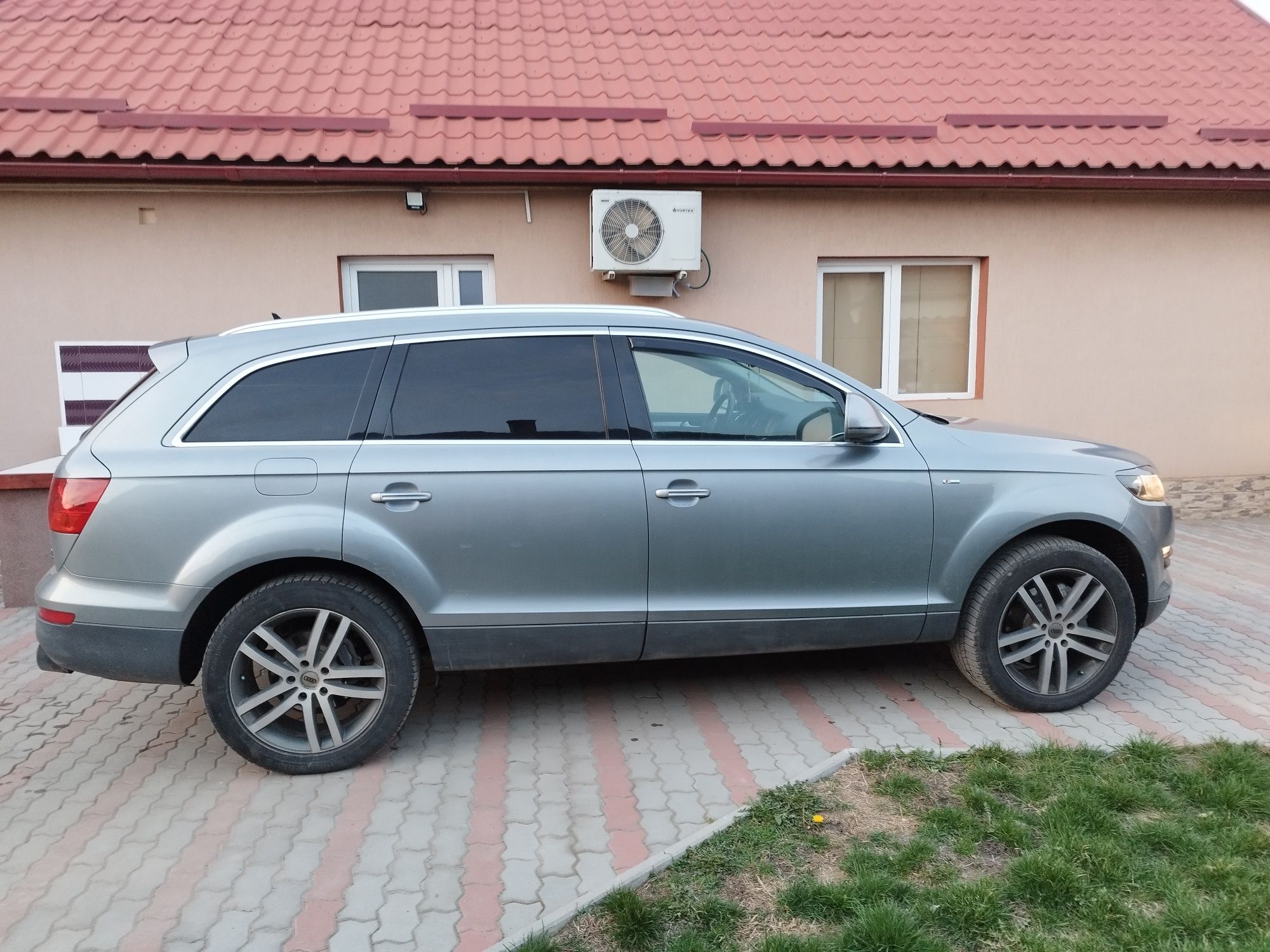 Audi Q7 suspensie pe arcuri,7 locuri