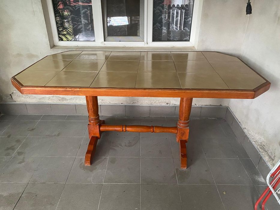 Vând masa din lemn placata cu gresie