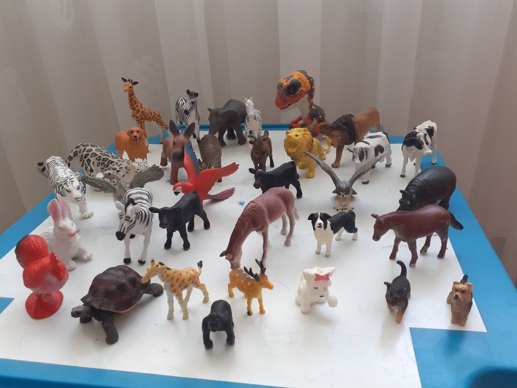 Vindem Ritzy Rollers și figurine plastic animale