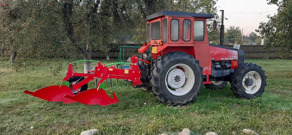Vând tractor Valtra Valmet 365 și plug Kverneland cu două trupițe