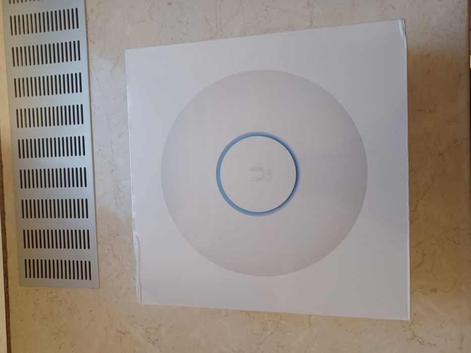De vanzare  Ubiquiti UniFi U6-LR + U-POE-AT – Noi, sigilate – WiFi 6 L