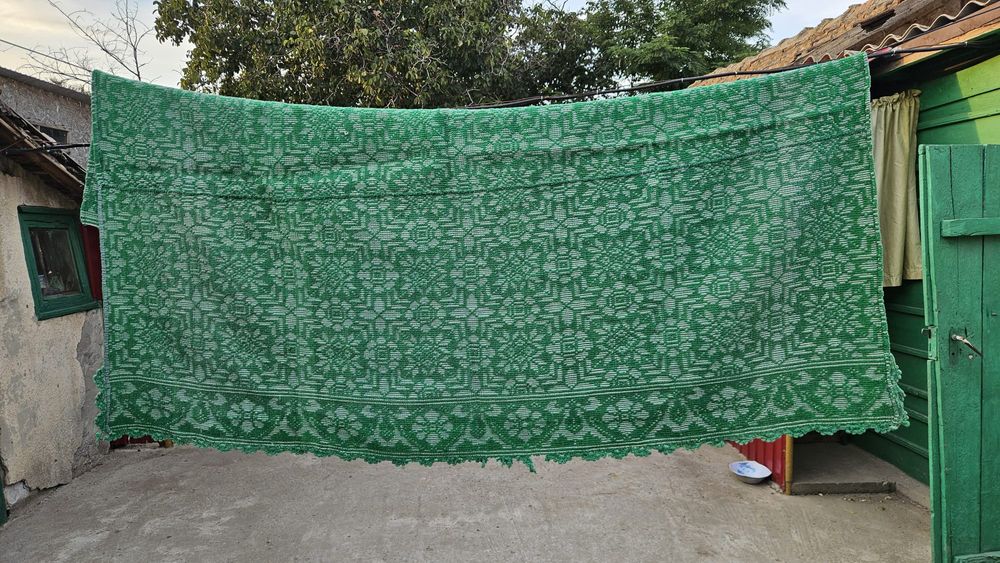 Cuverturi  foarte vechi, bine  întreținute, țesute  la  război