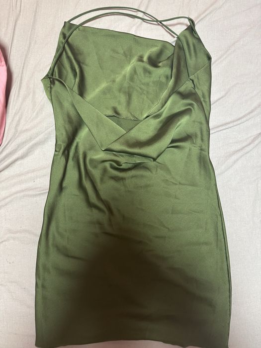 Сатенена зелена рокля