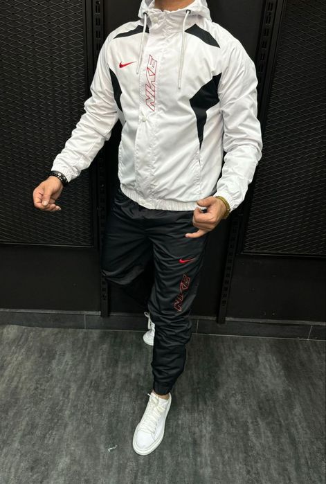 Vând treninguri fâș pentru bărbați