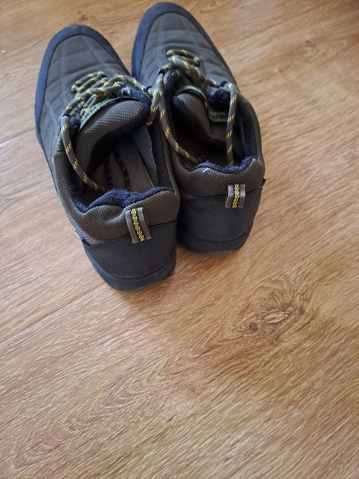 Продам осенни ботинки