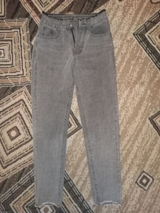 Продам женские джинсы