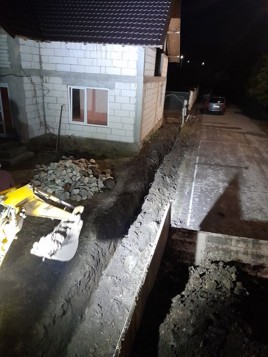 Executam săpături. Miniexcavator și  Buldoexcavator